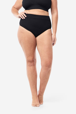 Model wears an XL. She is a size 16 and 181cm tall.