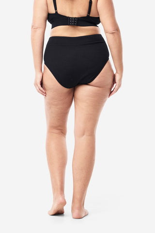 Model wears an XL. She is a size 16 and 181cm tall.