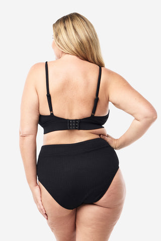 Model wears an XL. She is a size 16, wears a 16DD bra and 181cm tall.