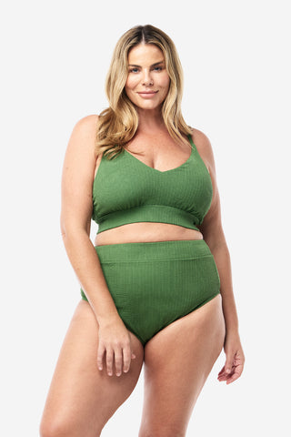 Model wears an XL. She is a size 16, wears a 16DD bra and 181cm tall.