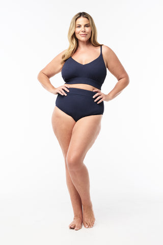 Model wears an XL. She is a size 16, wears a 16DD bra and 181cm tall.