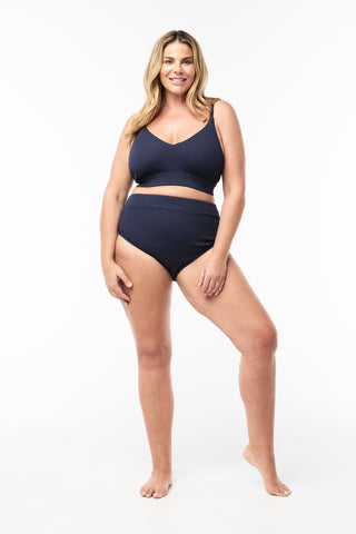 Model wears an XL. She is a size 16, wears a 16DD bra and 181cm tall.