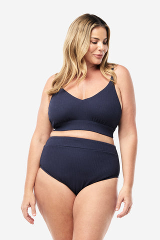 Model wears an XL. She is a size 16, wears a 16DD bra and 181cm tall.