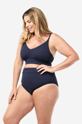 Model wears an XL. She is a size 16, wears a 16DD bra and 181cm tall.