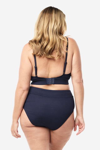 Model wears an XL. She is a size 16, wears a 16DD bra and 181cm tall.