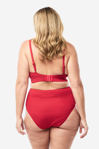 Model wears an XL. She is a size 16, wears a 16DD bra and 181cm tall.