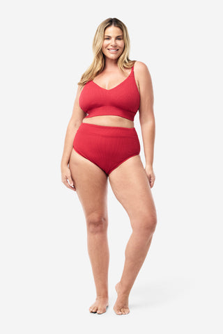 Model wears an XL. She is a size 16, wears a 16DD bra and 181cm tall.