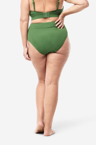 Model wears an XL. She is a size 16  and 181cm tall.