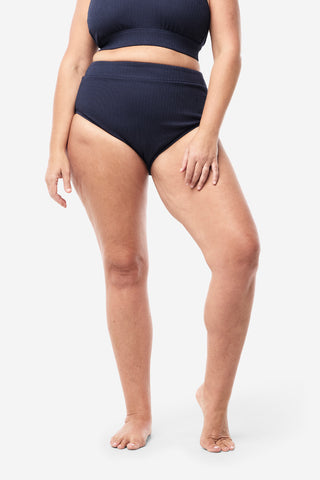Model wears an XL. She is a size 16  and 181cm tall.