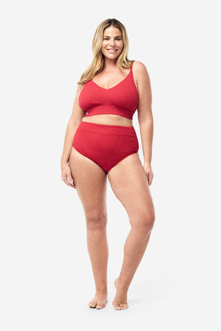 Model wears an XL. She is a size 16 and 181cm tall.