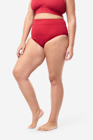 Model wears an XL. She is a size 16 and 181cm tall.