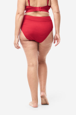 Model wears an XL. She is a size 16 and 181cm tall.
