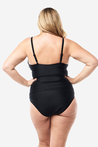 Model wears an XL. She is a size 16, wears a 16DD bra and 181cm tall.