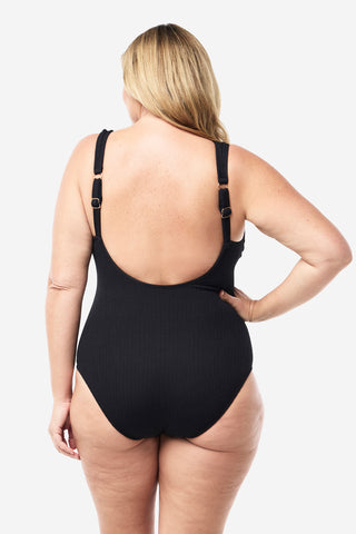 Model wears an XL. She is a size 16, wears a 16DD bra and 181cm tall.