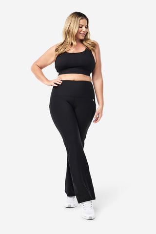 Model wears an XL. She is a size 16 and 181cm tall.