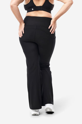 Model wears an XL. She is a size 16 and 181cm tall.