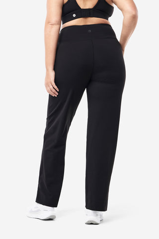 Model wears an XL. She is a size 16, wears a 16DD bra and 181cm tall.