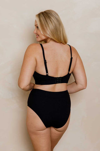 Model wears a size M. She is size 12 and 172cm tall.