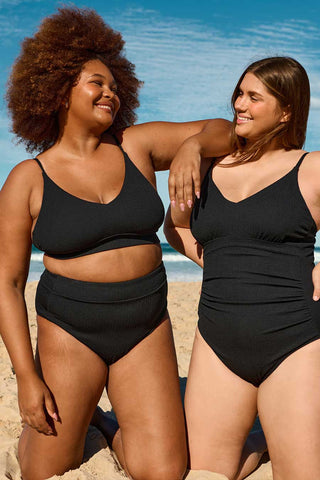 Model 1 wears an XL. She is a size 16 and 180cm tall.
Model 2 wears an XL. She is a size 16 and 175cm tall.