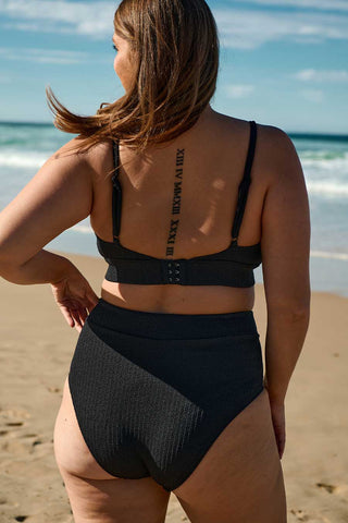 Model wears an XL. She is a size 16 and 175cm tall.