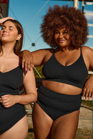 Model 1 wears an XL. She is a size 16 and 180cm tall.
Model 2 wears an XL. She is a size 16 and 175cm tall.