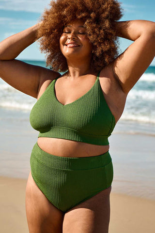 Model wears an XL She is a size 16 and 180cm tall.