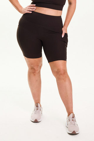 Model wears a size L. She is a size 14 and is 172cm tall.