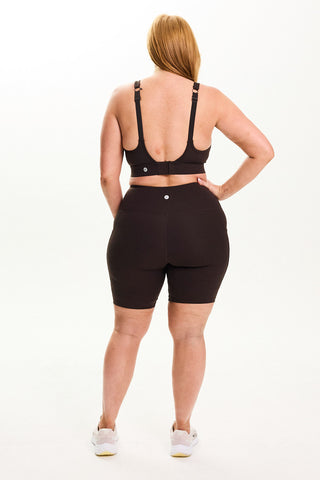 Model wears a size L. She is a size 14 and is 172cm tall.