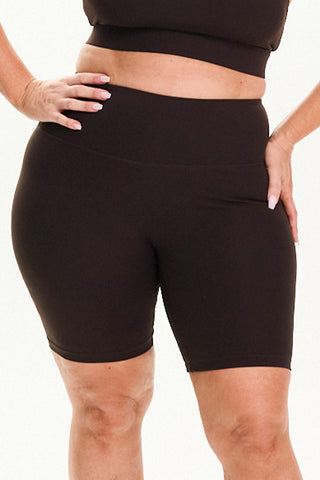 Model wears a size L. She is a size 14 and is 172cm tall.