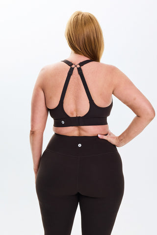 Models wears a size M. She is a size 14 and is 172cm tall.