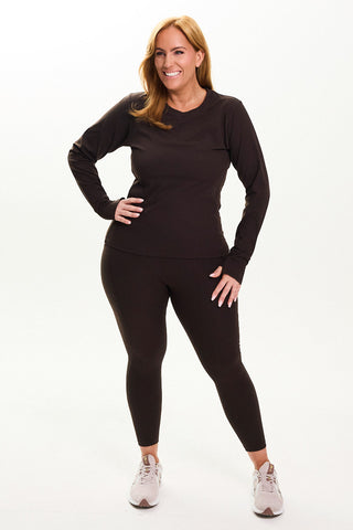 Models wears a size M. She is a size 14 and is 172cm tall.