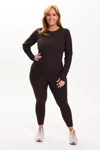 Models wears a size M. She is a size 14 and is 172cm tall.