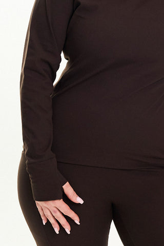 Models wears a size M. She is a size 14 and is 172cm tall.