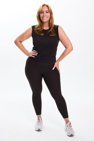 Models wears a size M. She is a size 14 and is 172cm tall.