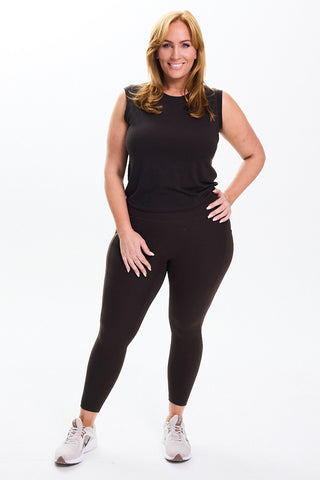 Models wears a size M. She is a size 14 and is 172cm tall.