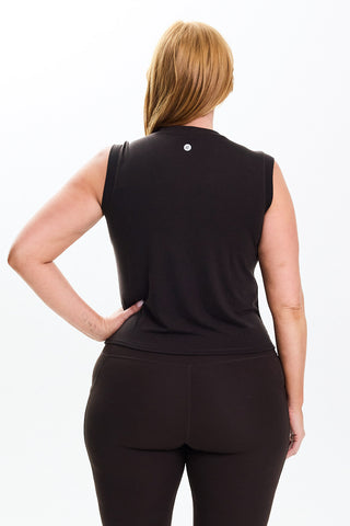 Models wears a size M. She is a size 14 and is 172cm tall.