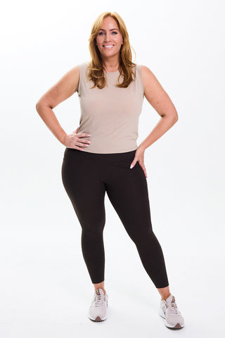 Models wears a size M. She is a size 14 and is 172cm tall.