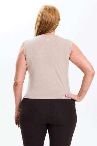 Models wears a size M. She is a size 14 and is 172cm tall.