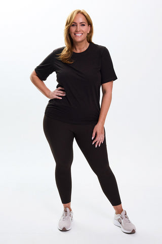 Models wears a size M. She is a size 14 and is 172cm tall.