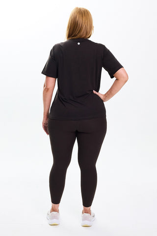 Models wears a size M. She is a size 14 and is 172cm tall.