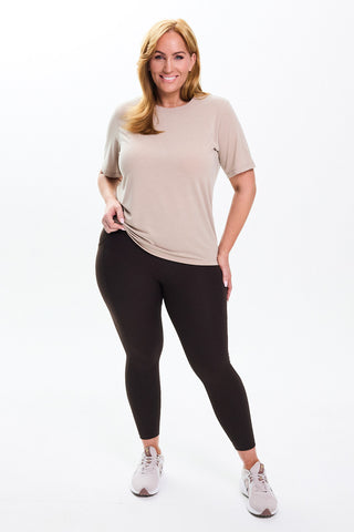 Models wears a size M. She is a size 14 and is 172cm tall.