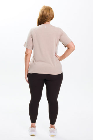 Models wears a size M. She is a size 14 and is 172cm tall.