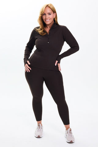 Models wears a size M. She is a size 14 and is 172cm tall.