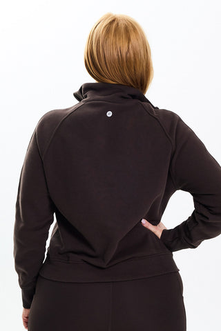 Models wears a size M. She is a size 14 and is 172cm tall.