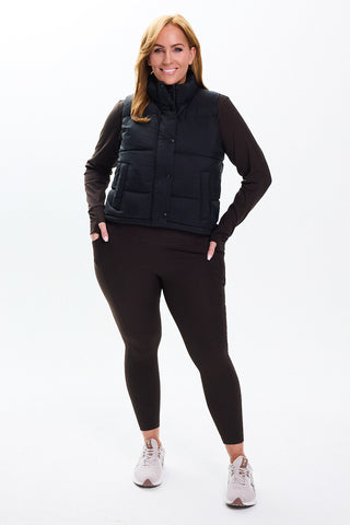 Models wears a size M. She is a size 14 and is 172cm tall.