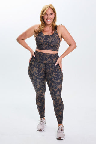 Model wears a size L. She is a size 14 and is 172cm tall.