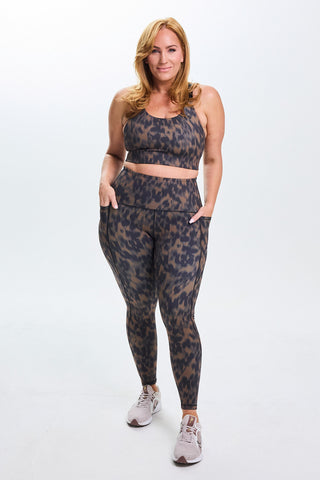 Model wears a size L. She is a size 14 and is 172cm tall.