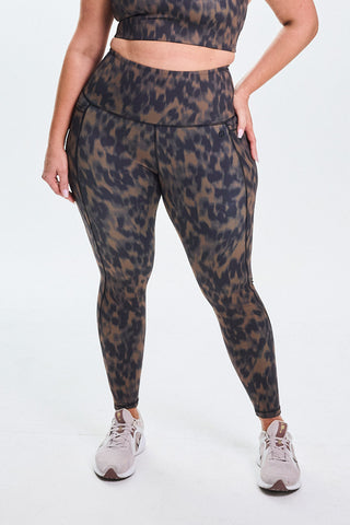 Model wears a size L. She is a size 14 and is 172cm tall.