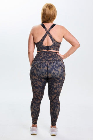 Model wears a size L. She is a size 14 and is 172cm tall.