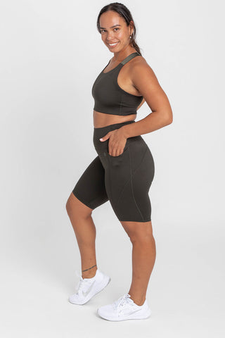 Model wears a M. She is size 12-14 and is 172cm tall.